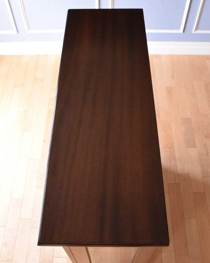 アンティークのキャビネット アンティーク家具 ガラス扉の英国アンティーク家具、マホガニー材のガラスキャビネット。上から見てみると…家具の形はこんな感じです。(k-1993-f)