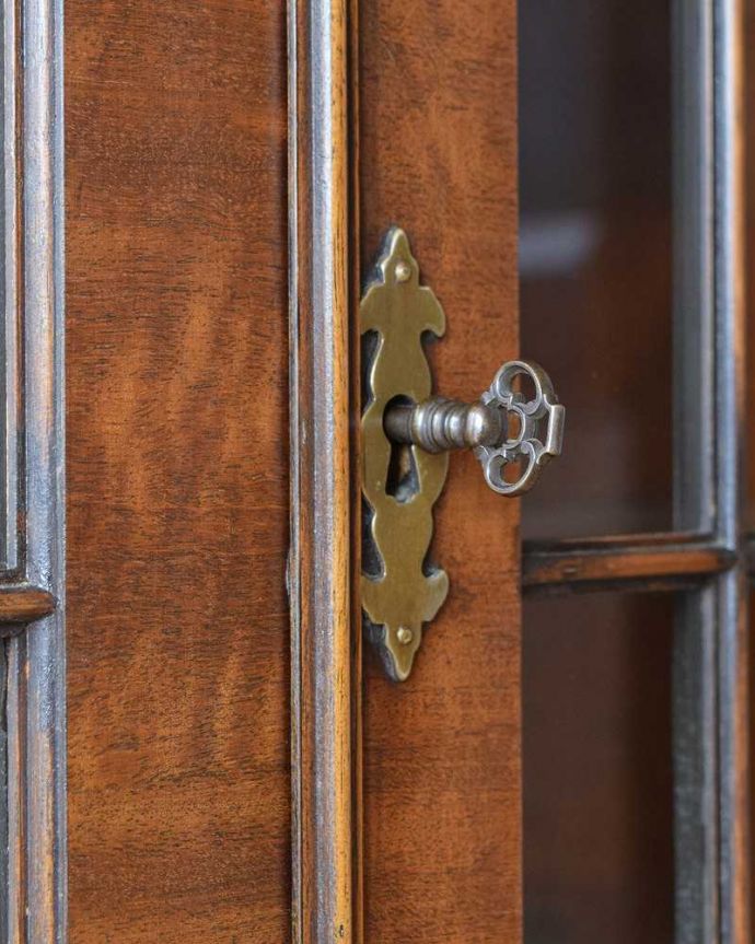 アンティークのキャビネット アンティーク家具 ガラス扉の英国アンティーク家具、マホガニー材のガラスキャビネット。小さなパーツにもこだわり取っ手だけを見ていても現代とは違って良質な素材が使われているのが分かります。(k-1993-f)
