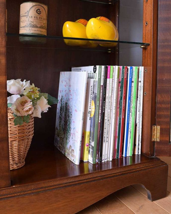 アンティークのキャビネット アンティーク家具 ガラス扉の英国アンティーク家具、マホガニー材のガラスキャビネット。しっかり収納できますA4サイズの雑誌までしっかり収納出来ちゃう優れもの。(k-1993-f)