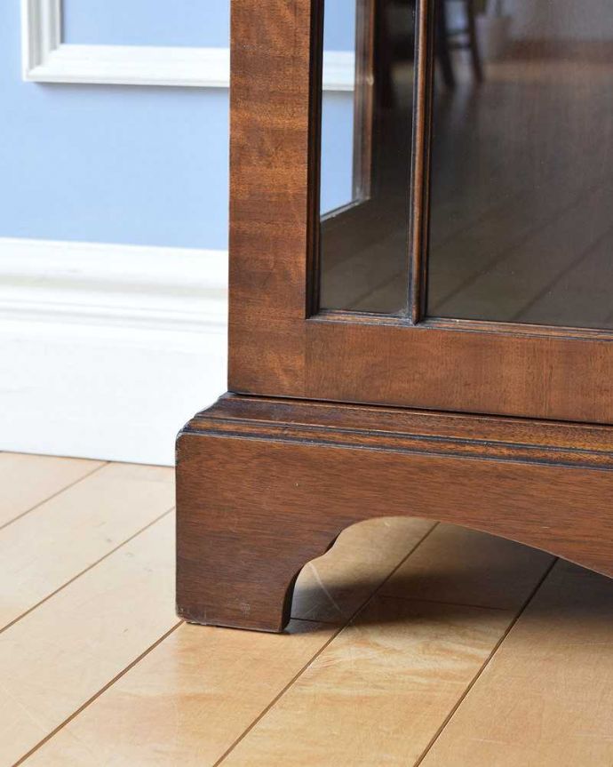 アンティークのキャビネット アンティーク家具 ガラス扉の英国アンティーク家具、マホガニー材のガラスキャビネット。女性1人でラクラク運べちゃう仕掛けHandleのアンティークは、脚の裏にフェルトキーパーをお付けしています。(k-1993-f)