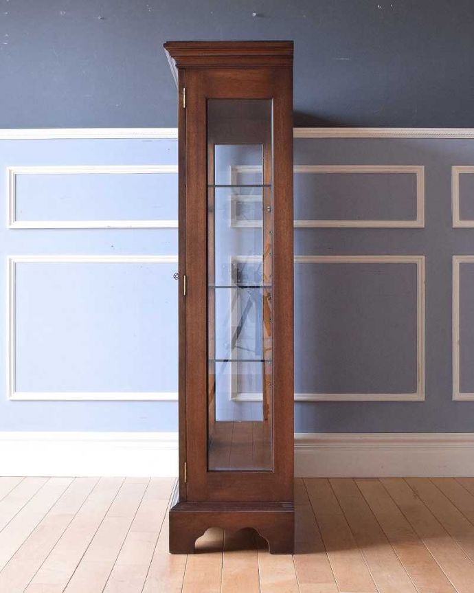 アンティークのキャビネット アンティーク家具 ガラス扉の英国アンティーク家具、マホガニー材のガラスキャビネット。横から見てもステキ横顔だって英国アンティークらしくカッコイイんです。(k-1993-f)