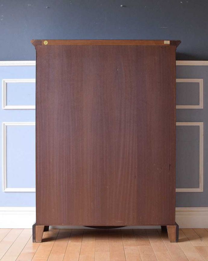 アンティークのキャビネット アンティーク家具 ガラス扉の英国アンティーク家具、マホガニー材のガラスキャビネット。後姿もキレイですアンティークは新品ではないので、もちろん経年変化によるキズはありますが、専門の職人が修復したので後ろ姿までキレイです。(k-1993-f)