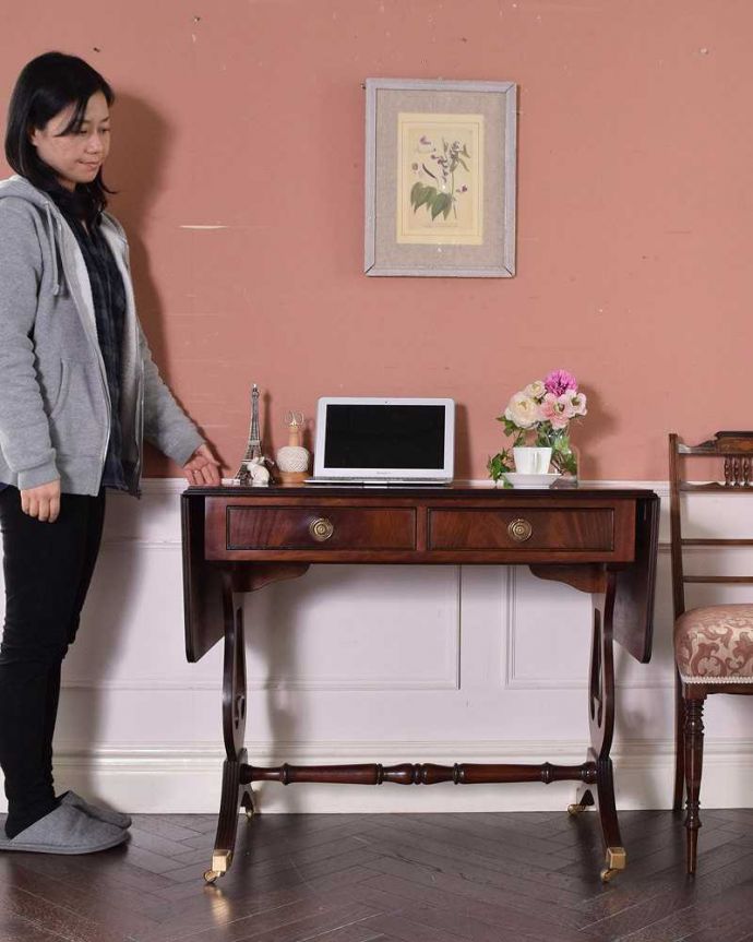 アンティークのテーブル　アンティーク家具　伸張式のマホガニー材デスク、キャスター付きアンティークバタフライテーブル。蝶の羽がモチーフになった美しいテーブルまるで蝶々が羽を広げるように折りたたみが出来るところから名前が付けられた「バタフライ（蝶々）テーブル」。(k-1994-f)