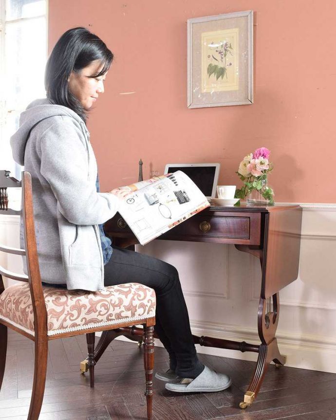 アンティークのテーブル　アンティーク家具　伸張式のマホガニー材デスク、キャスター付きアンティークバタフライテーブル。自分だけのちょっと贅沢な時間テーブルとしてもデスクとしても使えるデザイン。(k-1994-f)