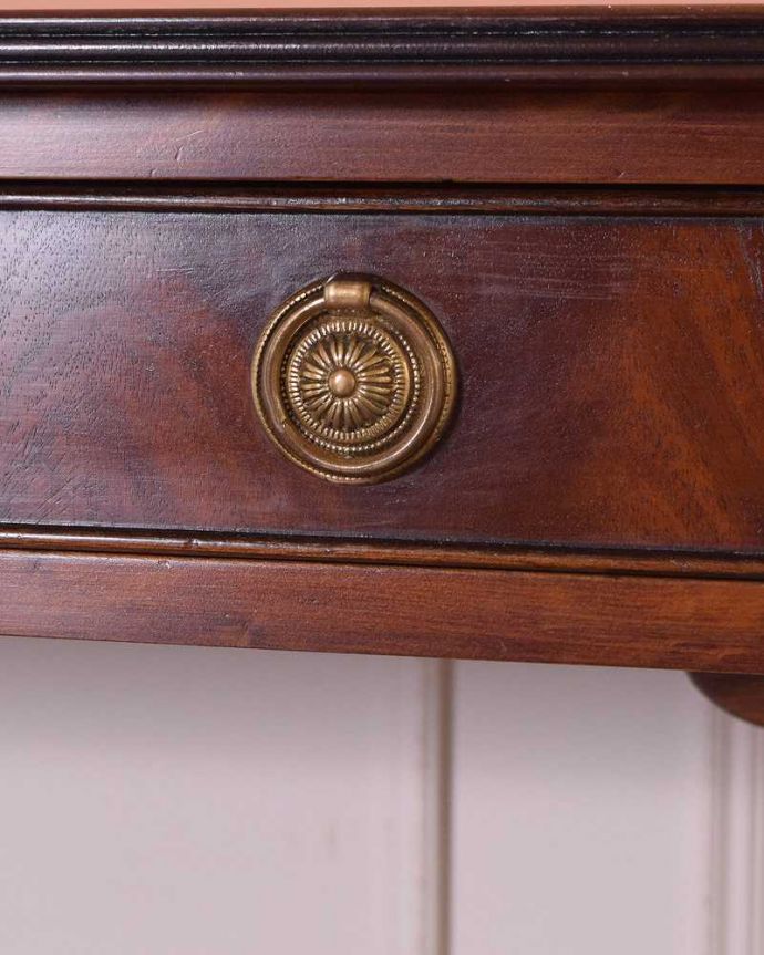 アンティークのテーブル　アンティーク家具　伸張式のマホガニー材デスク、キャスター付きアンティークバタフライテーブル。アンティークらしい取っ手アンティークらしいデザインの取っ手を、そっと引っ張って開けるたびに、宝箱を開けている気分です。(k-1994-f)