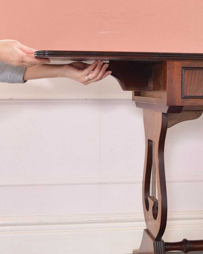 アンティークのテーブル　アンティーク家具　伸張式のマホガニー材デスク、キャスター付きアンティークバタフライテーブル。あっという間にサイズ変更OK！天板を持ち上げてバーを出すだけで、簡単にサイズが変えれます。(k-1994-f)