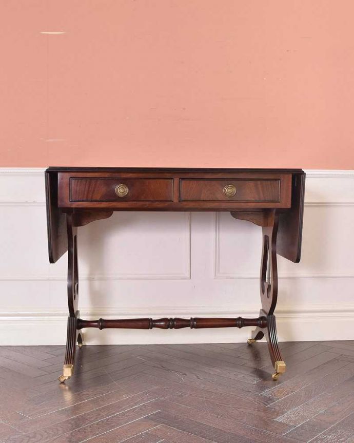 アンティークのテーブル　アンティーク家具　伸張式のマホガニー材デスク、キャスター付きアンティークバタフライテーブル。リーフを畳むと･･･天板の両側のリーフを畳むと意外にコンパクト。(k-1994-f)