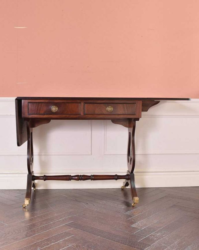 アンティークのテーブル　アンティーク家具　伸張式のマホガニー材デスク、キャスター付きアンティークバタフライテーブル。片方だけ開いても使えます3WAYで使えるから、片側だけ開いた状態でもOK。(k-1994-f)