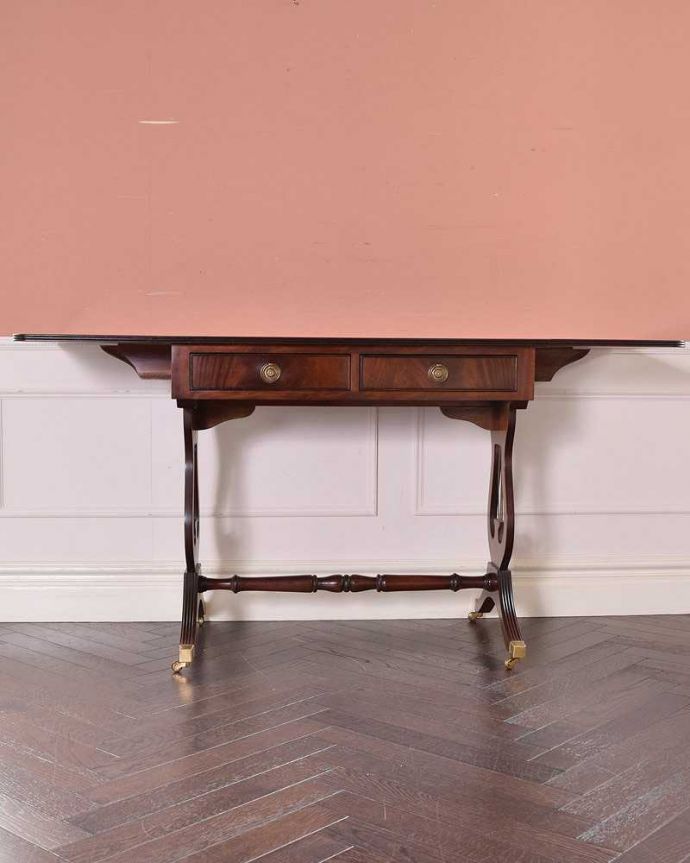 アンティークのテーブル　アンティーク家具　伸張式のマホガニー材デスク、キャスター付きアンティークバタフライテーブル。両方開いて広々と左右のリーフを開けばゆったりサイズ。(k-1994-f)