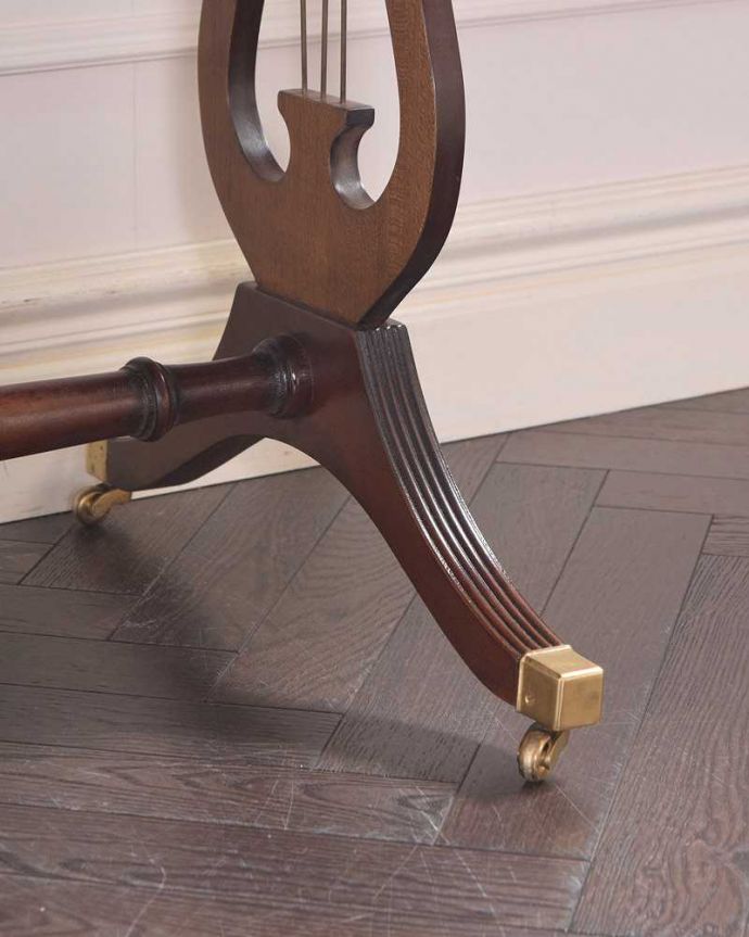 アンティークのテーブル　アンティーク家具　伸張式のマホガニー材デスク、キャスター付きアンティークバタフライテーブル。女性1人でラクラク運べちゃうんですキャスター付きの脚。(k-1994-f)