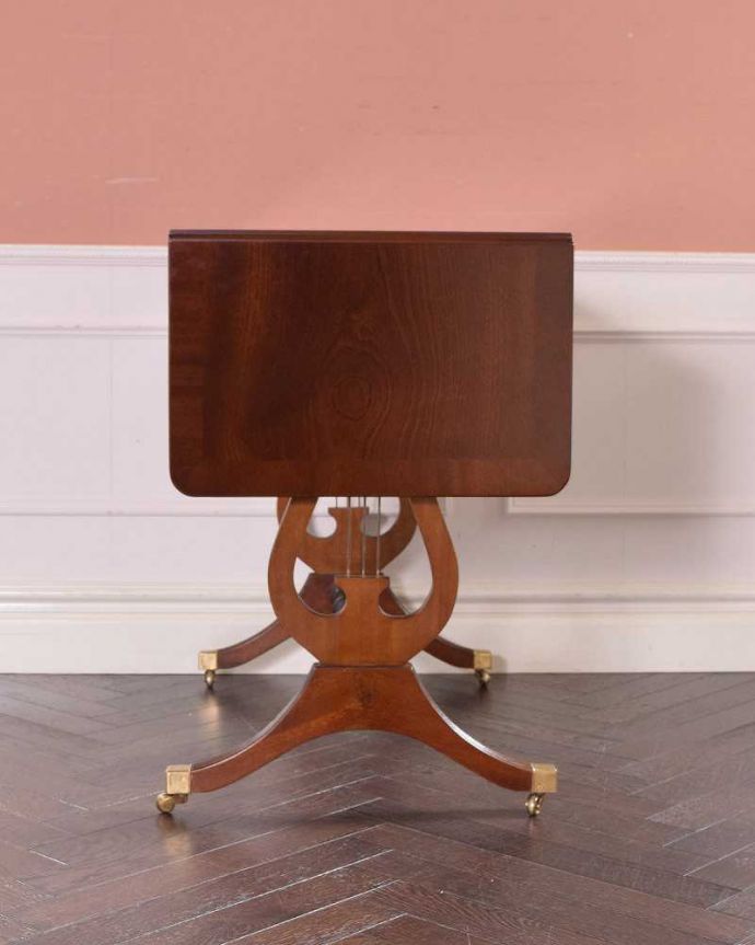 アンティークのテーブル　アンティーク家具　伸張式のマホガニー材デスク、キャスター付きアンティークバタフライテーブル。天板を畳むとこんな感じ閉じたときは、また違った表情を見せて楽しませてくれます。(k-1994-f)