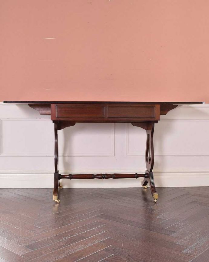 アンティークのテーブル　アンティーク家具　伸張式のマホガニー材デスク、キャスター付きアンティークバタフライテーブル。後ろ姿にも自信がありますアンティークは新品ではないので経年変化によるキズはありますが、専門の職人がしっかり修復したので、どの角度から見てもキレイです。(k-1994-f)