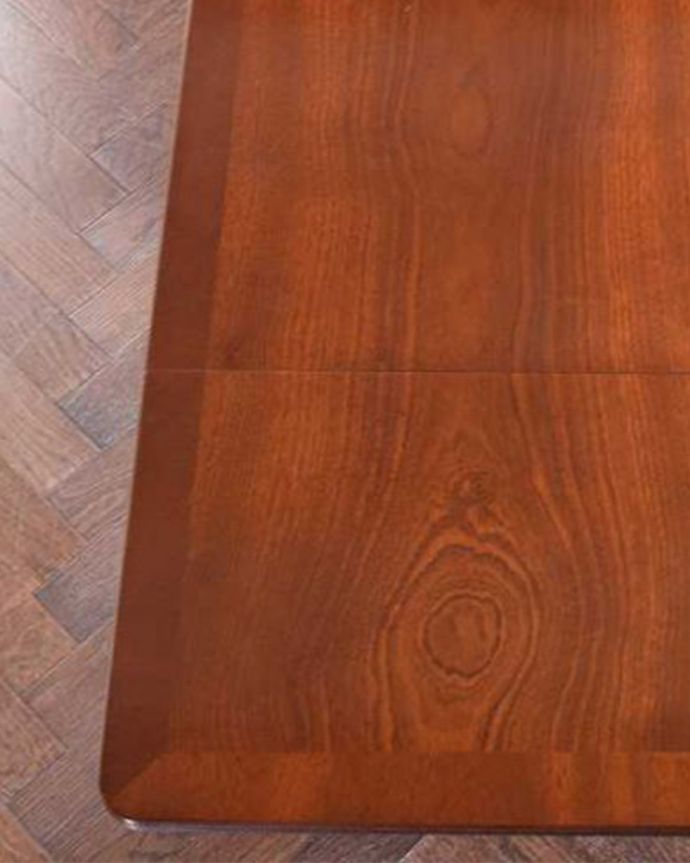 アンティークのテーブル　アンティーク家具　伸張式のマホガニー材デスク、キャスター付きアンティークバタフライテーブル。天板を近くから見ると･･･Handlleでは修復の際、古い塗装を剥離して再塗装を施していますので、天板もキレイに仕上がっています。(k-1994-f)