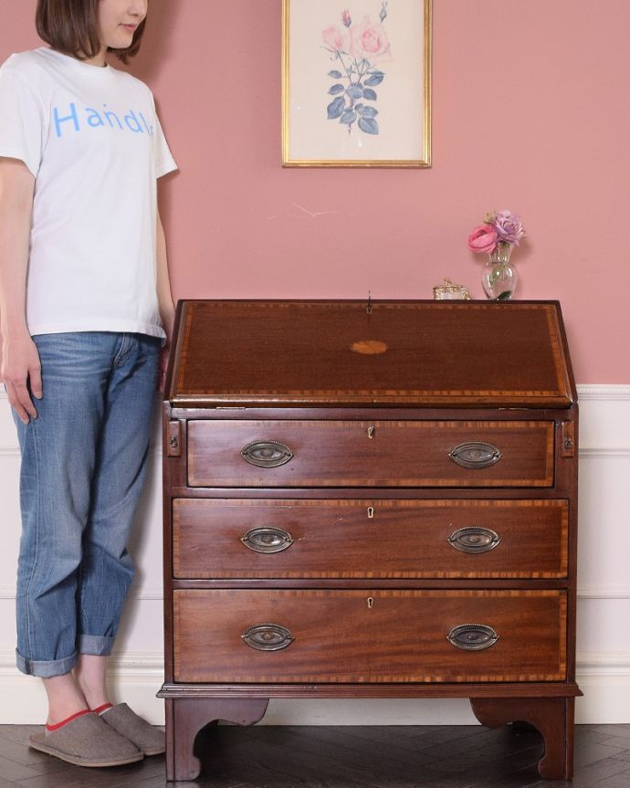 ビューロー アンティーク家具 象嵌入りの美しい英国インテリア、優雅なアンティークライティングビューロー。英国らしいドッシリとした落ち着いた雰囲気が自慢扉を開くだけでデスクになっちゃうビューロー。(k-1995-f)