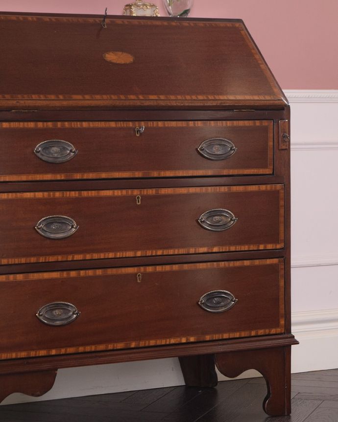 ビューロー アンティーク家具 象嵌入りの美しい英国インテリア、優雅なアンティークライティングビューロー。英国アンティークらしい木目の美しさ自慢はアンティークだから手に入る木目の美しさ。(k-1995-f)