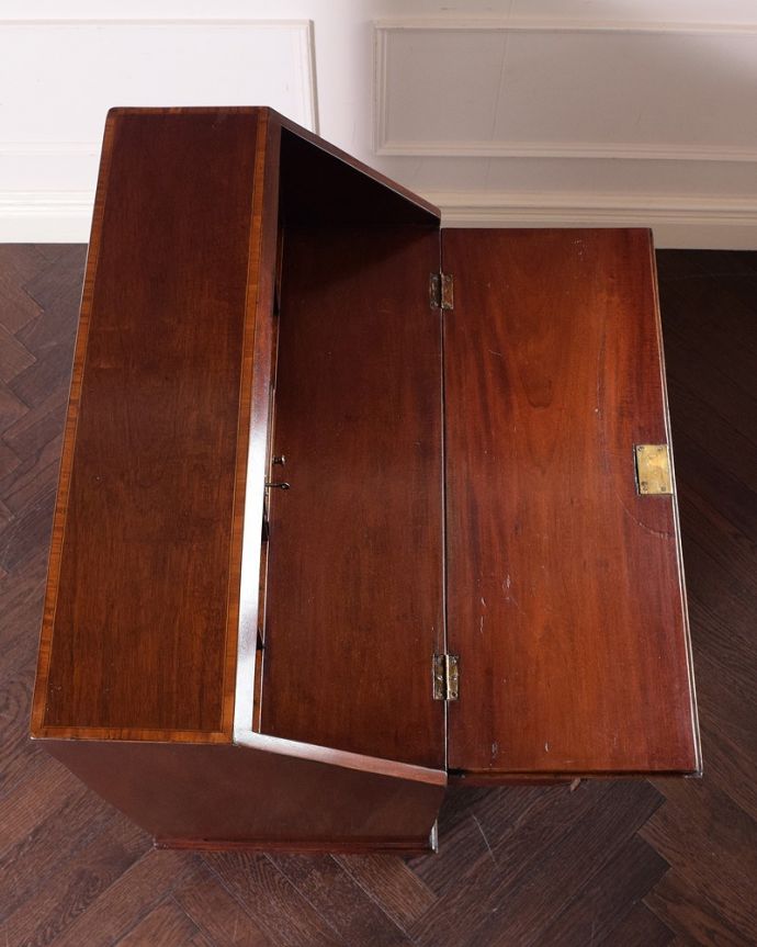 ビューロー アンティーク家具 象嵌入りの美しい英国インテリア、優雅なアンティークライティングビューロー。デスクの部分を上から見ると・・・天板部分の塗装も専門の職人がしっかりキレイに修復したので、こんなにキレイです。(k-1995-f)