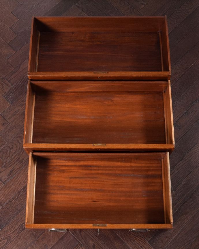 ビューロー アンティーク家具 象嵌入りの美しい英国インテリア、優雅なアンティークライティングビューロー。引き出しの中もキレイに仕上げましたもちろん、引き出しの中もキレイに修復したので、実用的にいろんなものを収納してお使い下さい。(k-1995-f)