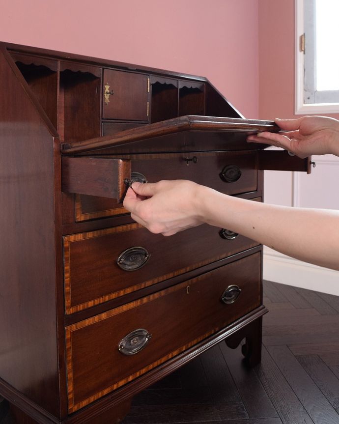 ビューロー アンティーク家具 象嵌入りの美しい英国インテリア、優雅なアンティークライティングビューロー。扉を前に倒すと・・・ビューロー部分の扉は簡単に前に倒せます。(k-1995-f)