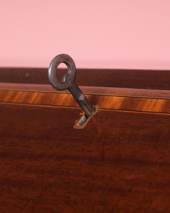 ビューロー アンティーク家具 象嵌入りの美しい英国インテリア、優雅なアンティークライティングビューロー。鍵を使って開けて下さいおとぎ話から出てきたような可愛いアンティークの鍵で開け閉め出来ます。(k-1995-f)