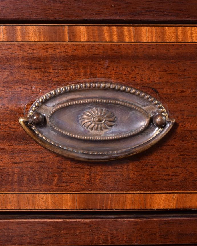 ビューロー アンティーク家具 象嵌入りの美しい英国インテリア、優雅なアンティークライティングビューロー。アンティークらしい取っ手取っ手にもこだわりが感じられます。(k-1995-f)