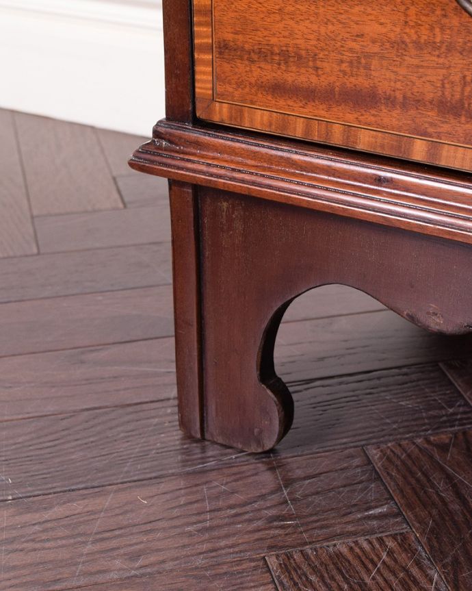 ビューロー アンティーク家具 象嵌入りの美しい英国インテリア、優雅なアンティークライティングビューロー。女性1人でラクラ運べちゃうんですHandleのアンティークは、脚の裏にフェルトキーパーをお付けしています。(k-1995-f)