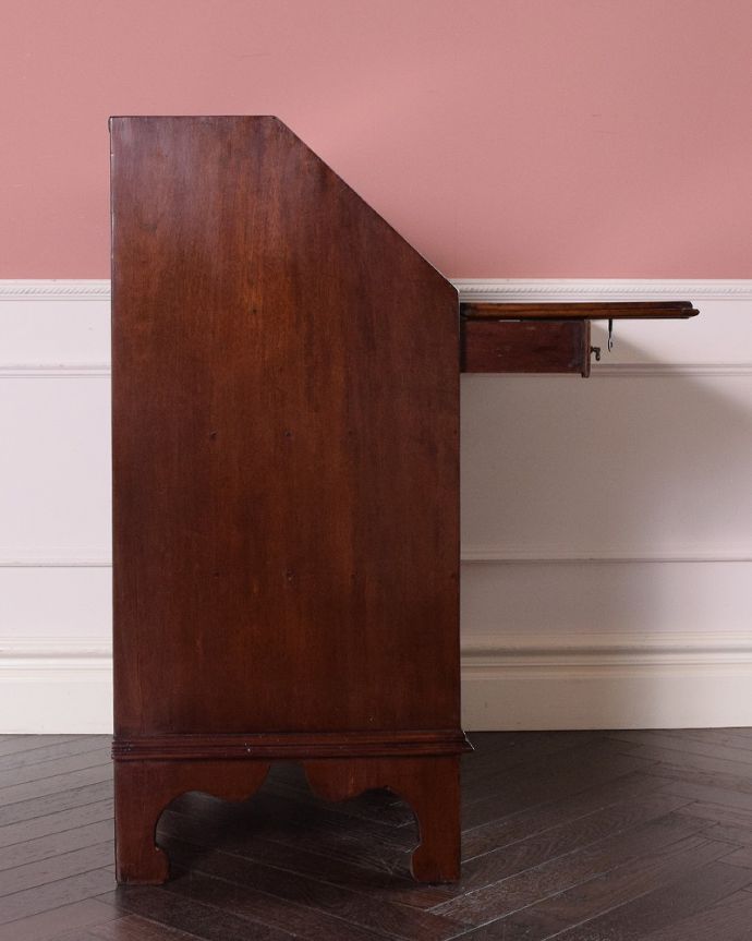 ビューロー アンティーク家具 象嵌入りの美しい英国インテリア、優雅なアンティークライティングビューロー。横から見ても素敵なんですもちろん横から見ても自慢できるようにキレイに仕上げました。(k-1995-f)