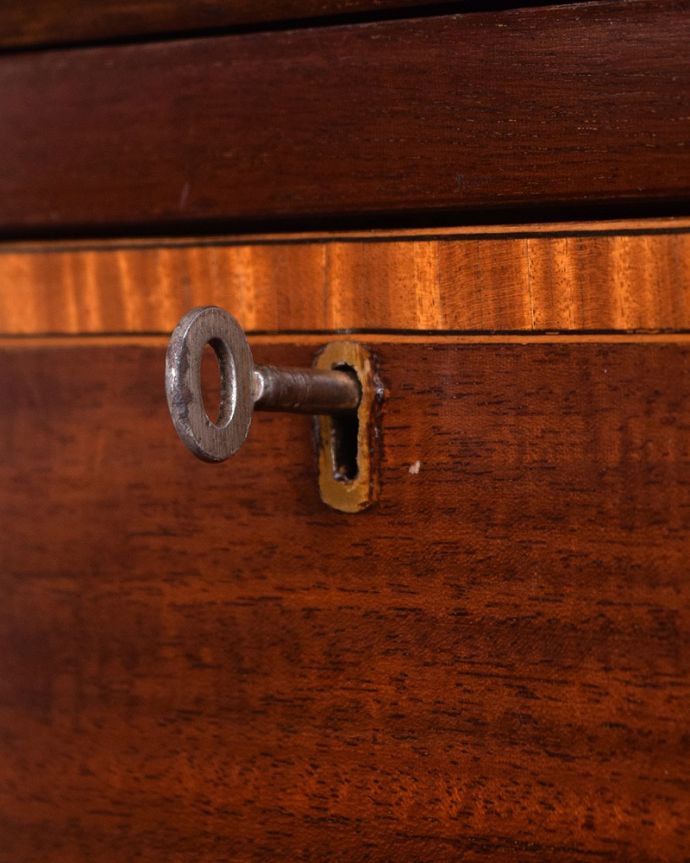 ビューロー アンティーク家具 象嵌入りの美しい英国インテリア、優雅なアンティークライティングビューロー。大切なものも収納出来ます引き出しにも鍵が付いています。(k-1995-f)