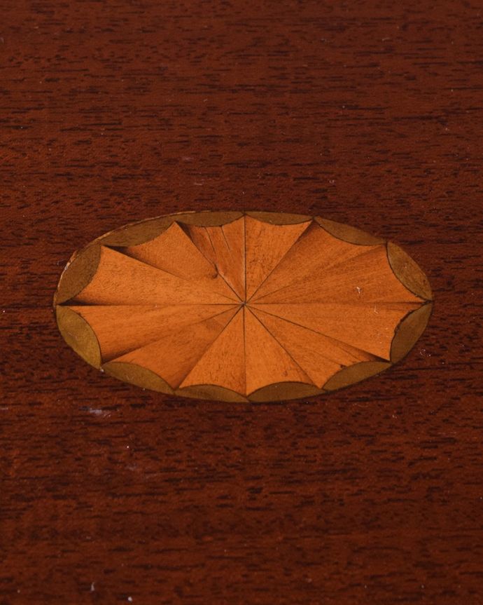 ビューロー アンティーク家具 象嵌入りの美しい英国インテリア、優雅なアンティークライティングビューロー。上品で美しい象嵌象嵌とは模様に沿って異なる木材を埋め込んで絵を描いたものなんです。(k-1995-f)