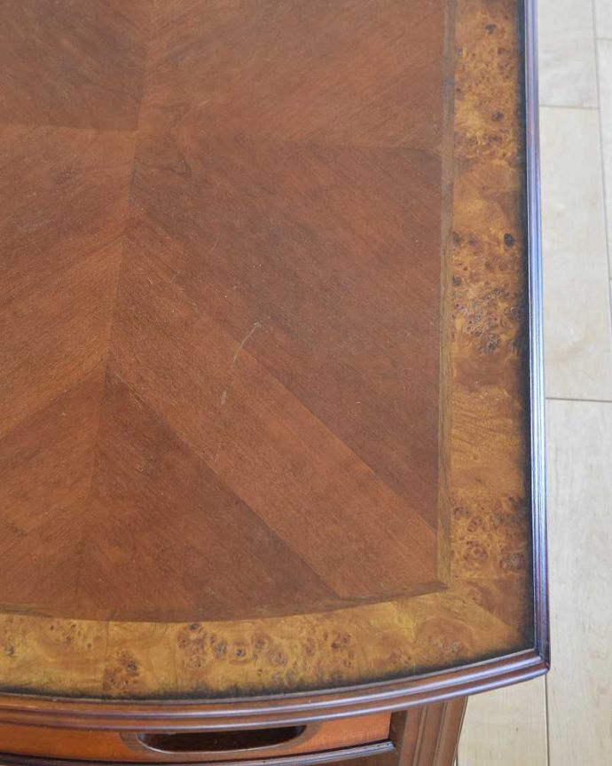 アンティークのテーブル　アンティーク家具　英国で出会っためずらしい家具、アンティークの遊べちゃうコーヒーテーブル(フットボールテーブル)。修復には自信があります天板の縁はなかなか手に入れることが出来ない美しい珠杢。(k-1996-f)