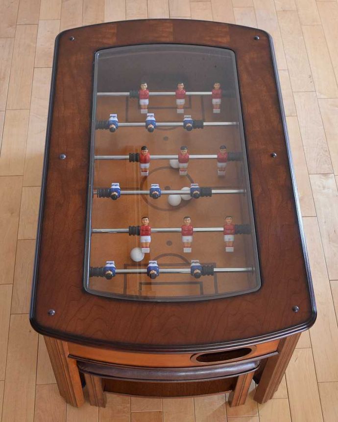 アンティークのテーブル　アンティーク家具　英国で出会っためずらしい家具、アンティークの遊べちゃうコーヒーテーブル(フットボールテーブル)。天板を開くと…天板を外すとサッカーをもとにして作られたテーブルゲームが現れます。(k-1996-f)