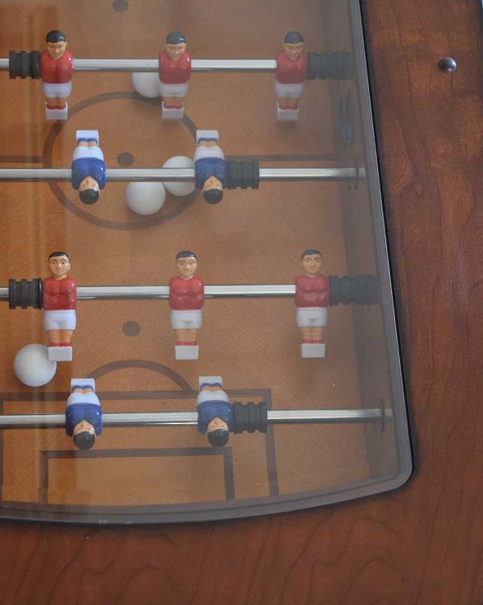 アンティークのテーブル　アンティーク家具　英国で出会っためずらしい家具、アンティークの遊べちゃうコーヒーテーブル(フットボールテーブル)。近くで見ると…近くで見るとこんな感じです。(k-1996-f)