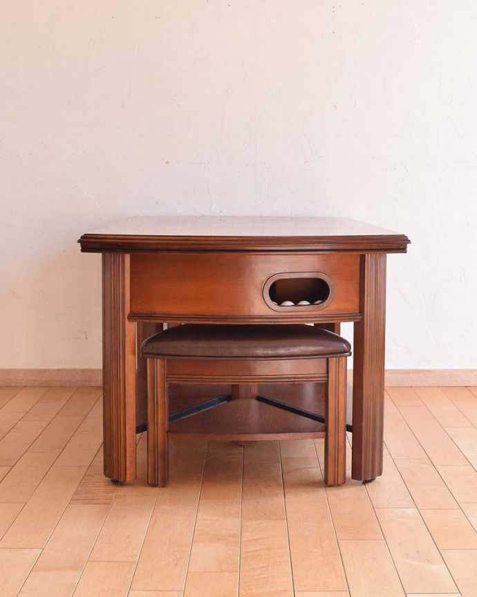 アンティークのテーブル　アンティーク家具　英国で出会っためずらしい家具、アンティークの遊べちゃうコーヒーテーブル(フットボールテーブル)。横から見てもステキサイドはすっきり。(k-1996-f)