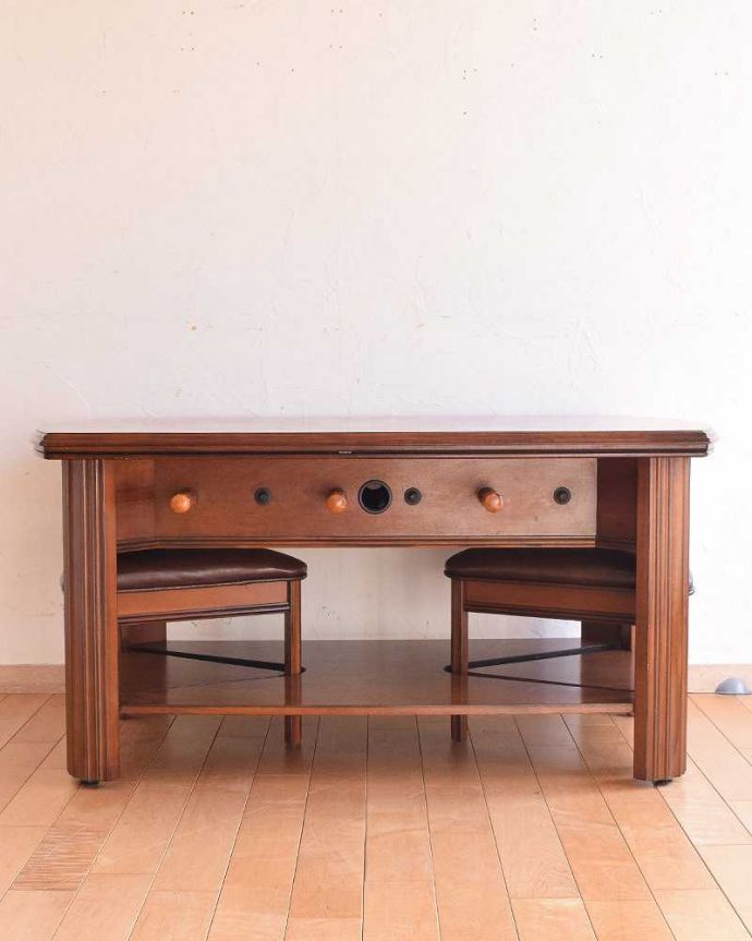 アンティークのテーブル　アンティーク家具　英国で出会っためずらしい家具、アンティークの遊べちゃうコーヒーテーブル(フットボールテーブル)。後ろ姿にも自信があります。(k-1996-f)