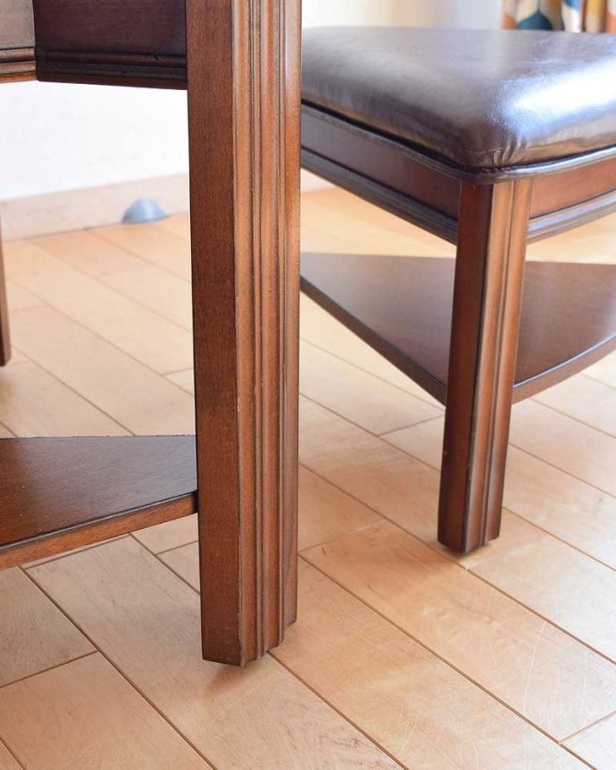 アンティークのテーブル　アンティーク家具　英国で出会っためずらしい家具、アンティークの遊べちゃうコーヒーテーブル(フットボールテーブル)。持ち上げなくても移動できます！Handleのアンティークは、脚の裏にフェルトキーパーをお付けしていますので、床を滑らせてれば女性1人でも移動が簡単です。(k-1996-f)