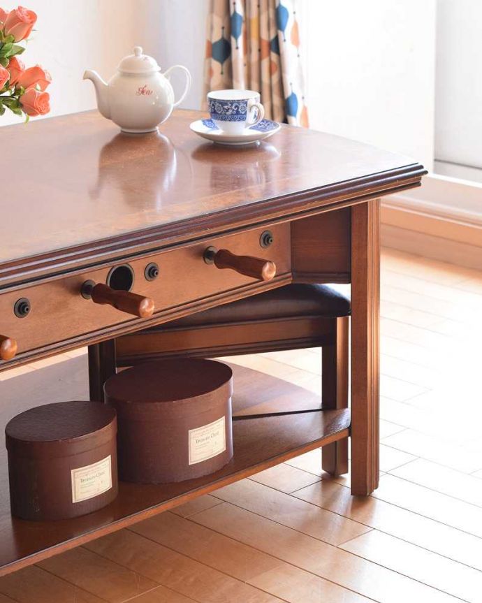 アンティークのテーブル　アンティーク家具　英国で出会っためずらしい家具、アンティークの遊べちゃうコーヒーテーブル(フットボールテーブル)。アンティークらしい華やかなデザイン優雅なデザインのアンティーク家具は、壁の前に置くだけで、お部屋の中がグンッと格上げされます。(k-1996-f)