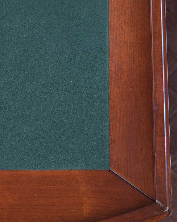 アンティークのテーブル　アンティーク家具　英国で出会っためずらしい家具、アンティークの遊べちゃうコーヒーテーブル(フットボールテーブル)。近くで見るとこんな感じ･･･天板の裏もキレイに修復しました。(k-1996-f)