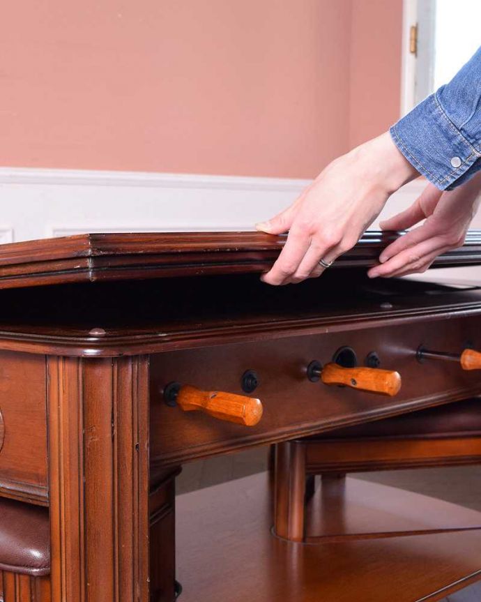 アンティークのテーブル　アンティーク家具　英国で出会っためずらしい家具、アンティークの遊べちゃうコーヒーテーブル(フットボールテーブル)。天板を持ち上げると外すことができます上の天板を外すとテーブルゲームが出てきます。(k-1996-f)