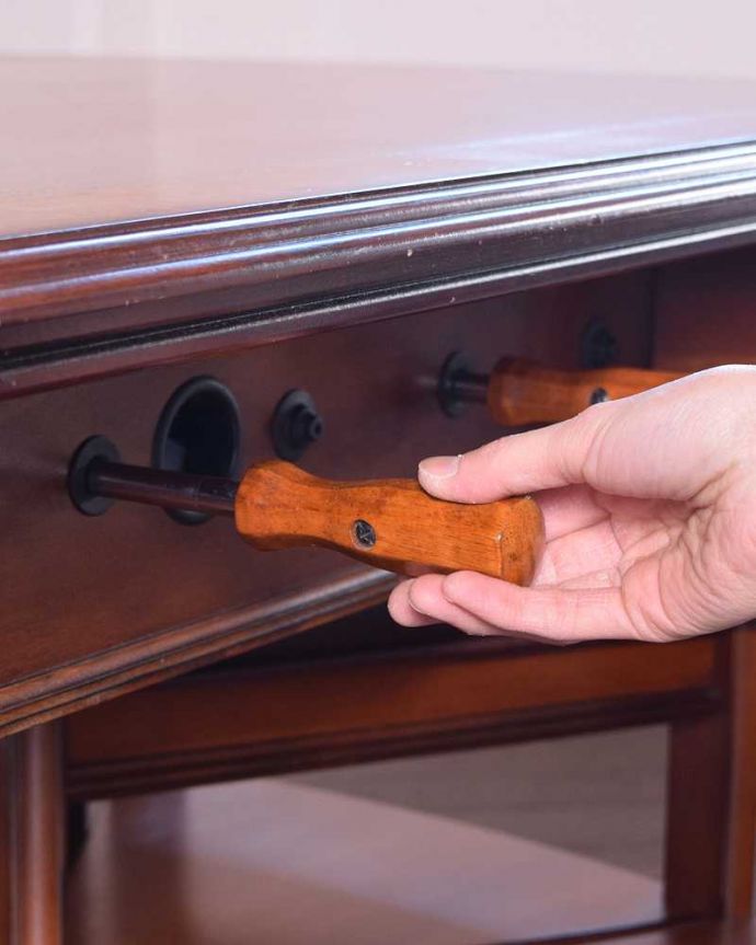 アンティークのテーブル　アンティーク家具　英国で出会っためずらしい家具、アンティークの遊べちゃうコーヒーテーブル(フットボールテーブル)。サイドについているつまみを動かして遊べますサイドには三本ずつバーがのびてます。(k-1996-f)