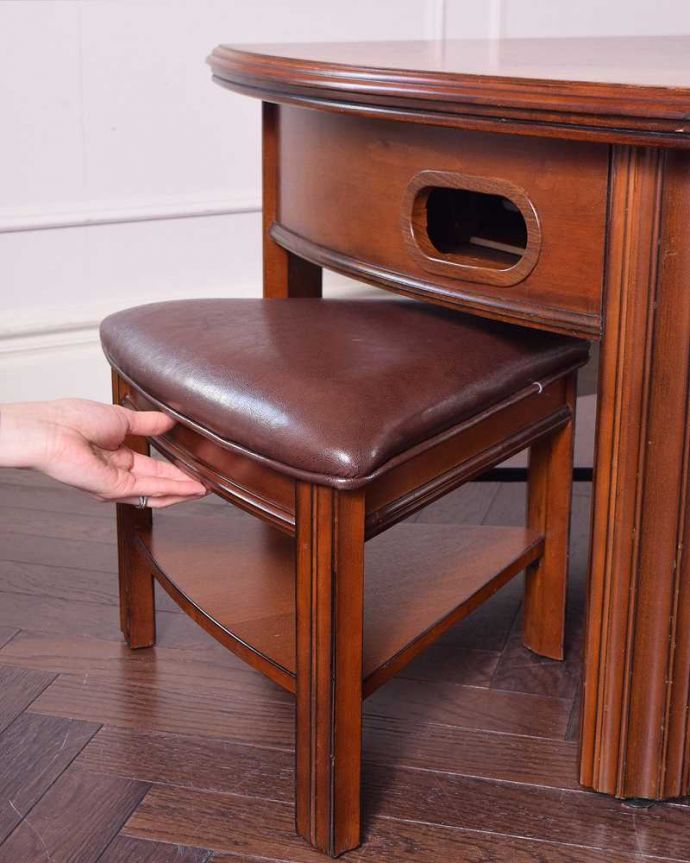 アンティークのテーブル　アンティーク家具　英国で出会っためずらしい家具、アンティークの遊べちゃうコーヒーテーブル(フットボールテーブル)。テーブルの下に収納できます2人分のチェアがテーブルの下にキレイに収まるのでとっても便利。(k-1996-f)