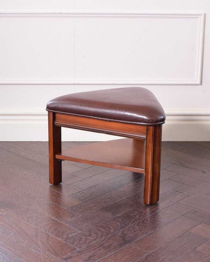 アンティークのテーブル　アンティーク家具　英国で出会っためずらしい家具、アンティークの遊べちゃうコーヒーテーブル(フットボールテーブル)。チェアが2脚セットになってます三角の座面の可愛いチェアも2脚セットでお届けします。(k-1996-f)