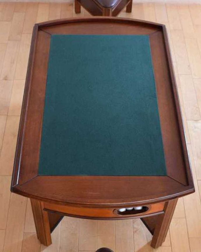 アンティークのテーブル　アンティーク家具　英国で出会っためずらしい家具、アンティークの遊べちゃうコーヒーテーブル(フットボールテーブル)。天板をひっくり返すと上に乗ってる天板を返すとグリーンの生地が張られています。(k-1996-f)