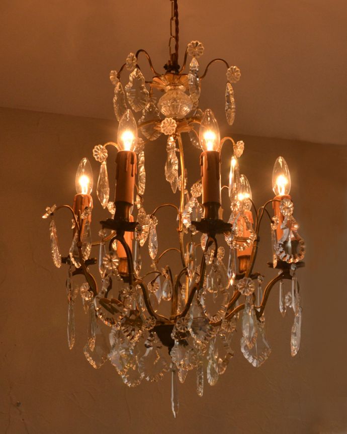 アンティークシャンデリアからの灯り