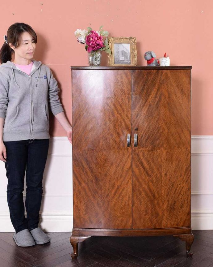 アンティークのキャビネット　アンティーク家具　英国アンティーク家具、上品なマホガニー材のカップボードチェスト（食器棚）。英国らしい気品が漂うキャビネットアンティークだから手に入れることが出来る素材の良さを際立つキャビネット。(k-1997-f)