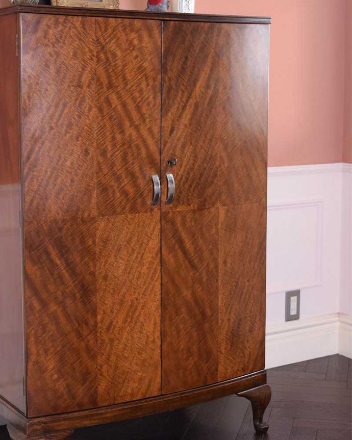 アンティークのキャビネット　アンティーク家具　英国アンティーク家具、上品なマホガニー材のカップボードチェスト（食器棚）。アンティーク家具だから手に入る美しい木目現代では手に入れることが出来ない質のいい素材が使われているのもアンティーク家具の特長。(k-1997-f)