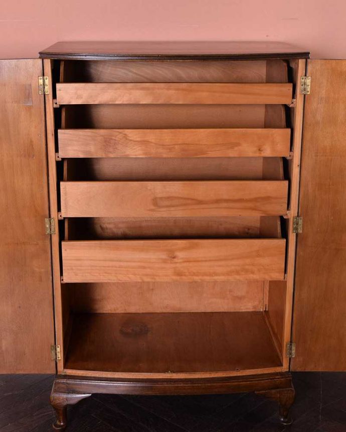 アンティークのキャビネット　アンティーク家具　英国アンティーク家具、上品なマホガニー材のカップボードチェスト（食器棚）。扉の中を見てみると…もともとカップボードとして使われていた家具の扉の中はたっぷり収納できます。(k-1997-f)