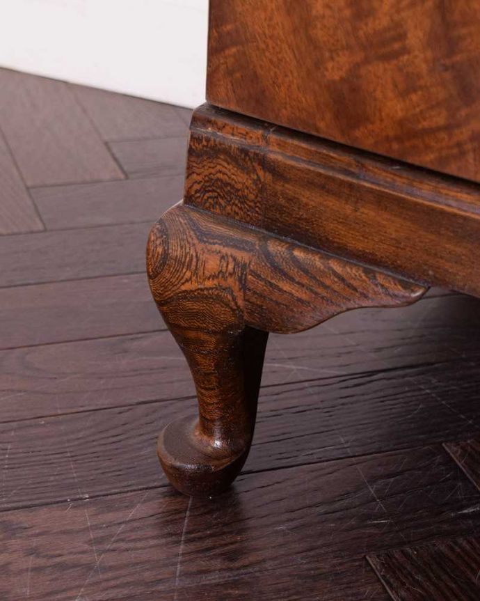 アンティークのキャビネット　アンティーク家具　英国アンティーク家具、上品なマホガニー材のカップボードチェスト（食器棚）。女性１人でもラクに運べちゃうヒミツHandleのアンティークは、脚の裏にフェルトキーパーをお付けしているので、床を滑らせれば女性でも移動がカンタンです。(k-1997-f)