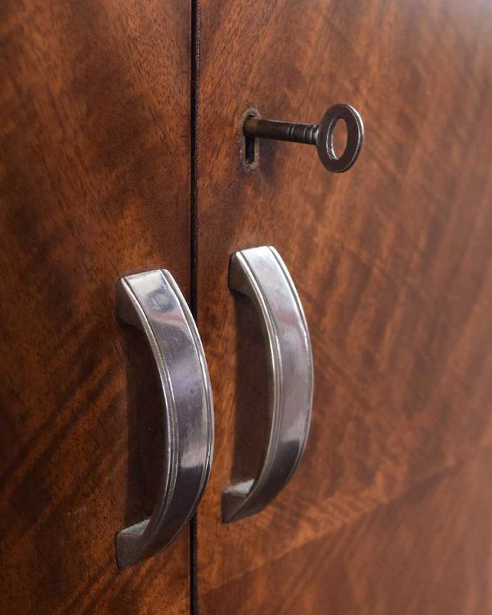 アンティークのキャビネット　アンティーク家具　英国アンティーク家具、上品なマホガニー材のカップボードチェスト（食器棚）。開ける度になんだかワクワク取っ手のデザインにもこだわりが。(k-1997-f)