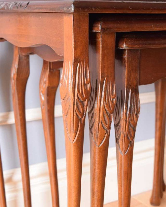 アンティークのテーブル　アンティーク家具　英国のシックなアンティーク家具、３台セットのガラス天板ネストテーブル。うっとりする美しさアンティークだから手に入る美しい彫。(k-1999-f)