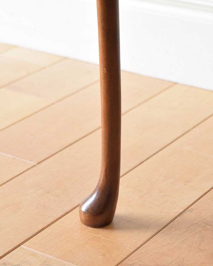 アンティークのテーブル　アンティーク家具　英国のシックなアンティーク家具、３台セットのガラス天板ネストテーブル。持ち上げなくても移動できます！Handleのアンティークは、脚の裏にフェルトキーパーをお付けしていますので、床を滑らせてれば移動が簡単です。(k-1999-f)