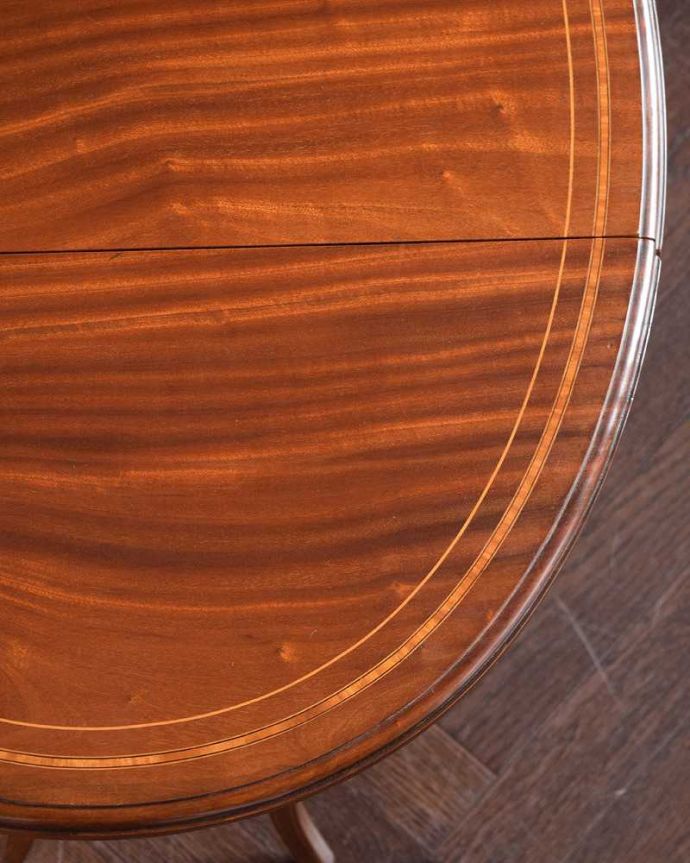 アンティークのテーブル　アンティーク家具　便利なアンティーク家具、３WAYで楽しめる小さなバタフライテーブル（伸張式テーブル）。天板を近づいてみると…アンティークだから手に入れることが出来る天板に使われている銘木の美しさにうっとりです。(k-2000-f)